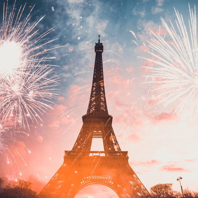 Silvester in Paris mit dem Zug | © shutterstock_2084453479 Eifelturm in Paris mit Feuerwerk im Hintergrund | © shutterstock_2084453479