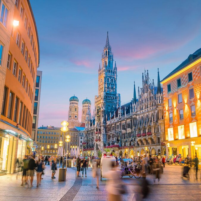 Münchner Skyline mit Marienplatz-Rathaus | © Shutterstock 1476963884 Münchner Skyline mit Marienplatz-Rathaus | © Shutterstock 1476963884