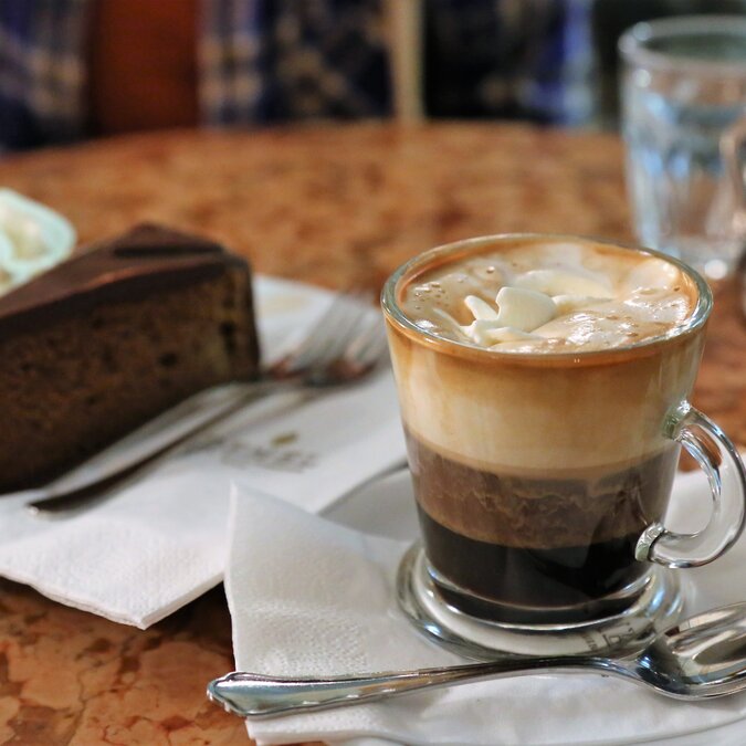 Kaffee und Kuchen im Wiener Café | © Shutterstock 580274347 Kaffee und Kuchen im Wiener Café | © Shutterstock 580274347