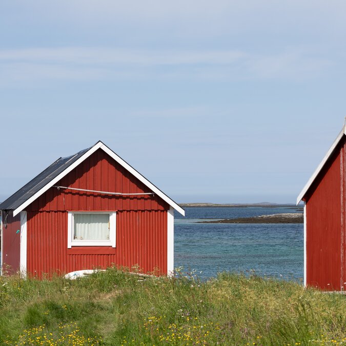 Sicht auf typische Häuser und Fjord, Nordnorwegen | © Katherine-Soergaard_nordnorge.com Sicht auf typische Häuser und Fjord, Nordnorwegen | © Katherine-Soergaard_nordnorge.com