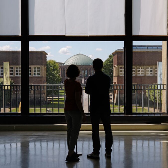 Kunstpalast | © Düsseldorf Tourismus Zwei Personen vor einem Fenster in einem Museum in Düsseldorf. | © Düsseldorf Tourismus