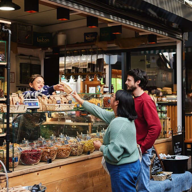 Carlsplatz  | © Düsseldorf Tourismus - React EU Zwei Menschen welche in einem unverpackt Laden am Carlsplatz in Düsseldorf einkaufen.  | © Düsseldorf Tourismus - React EU