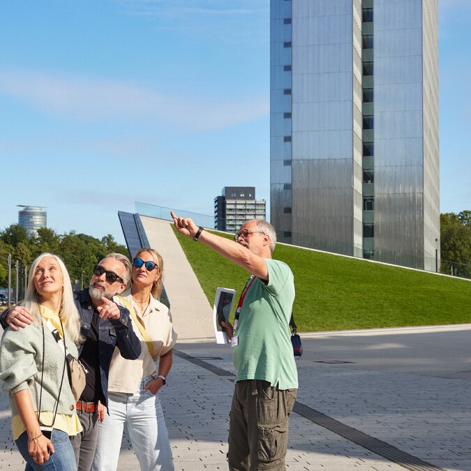 Klimawandeln  | © Düsseldorf Tourismus GmbH, Foto: Sabrina Weniger Menschen in Düsseldorf auf einem Stadtrundgang | © Düsseldorf Tourismus GmbH, Foto: Sabrina Weniger
