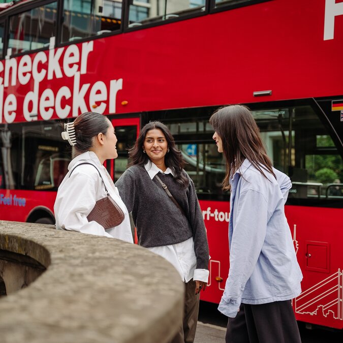 Hop On Hop Off  | © Düsseldorf Tourismus - React-EU Drei junge Frauen vor einem Hop-On Hop-Off Bus in Düsseldorf. | © Düsseldorf Tourismus - React-EU