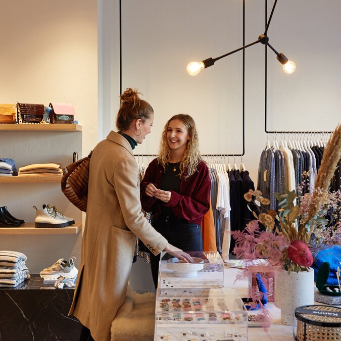 Shopping | © Düsseldorf Tourismus GmbH, Foto: Sabrina Weniger Zwei Freundinnen in  einem Laden in Düsseldorf.  | © Düsseldorf Tourismus GmbH, Foto: Sabrina Weniger