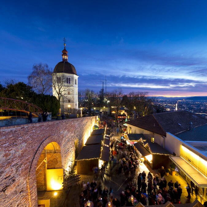 der Graz/Graz-im-Advent-Aufsteirern-am-Schlossberg-Kasematten-Glockenturm_Steiermark-Tourismus_Harry-Schiffer-Fotograf-.jpg Graz-im-Advent-Aufsteirern-am-Schlossberg-Kasematten-Glockenturm | © Steiermark-Tourismus_Harry-Schiffer railtour_Graz | © Steiermark-Tourismus_Harry-Schiffer