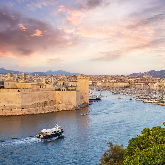 Sicht auf den Alten Hafen
 | © #ExploreFrance_Noppasin Wongchum/Shutterstock railtour Städtereise Marseille | © #ExploreFrance_Noppasin Wongchum/Shutterstock