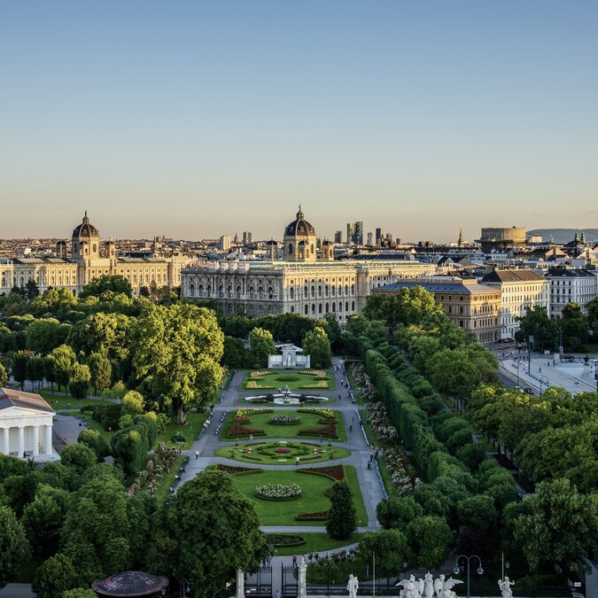 Blick über Wien | © Wien Tourismus | Christian Stemper Panoramaaufnahme des Wiener Stadtzentrums mit dem Volksgarten und den historischen Museumsgebäuden im Abendlicht. | © Wien Tourismus | Christian Stemper