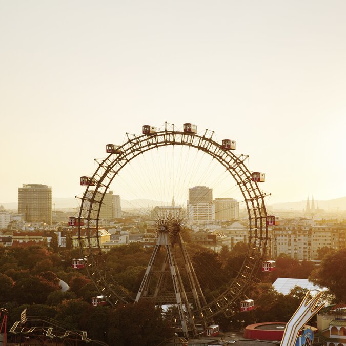Riesenrad  | © Wien Tourismus | Peter Rigaud Das Riesenrad auf dem Prater mit der Skyline von Wien im Hintergrund in der Abenddämmerung.  | © Wien Tourismus | Peter Rigaud