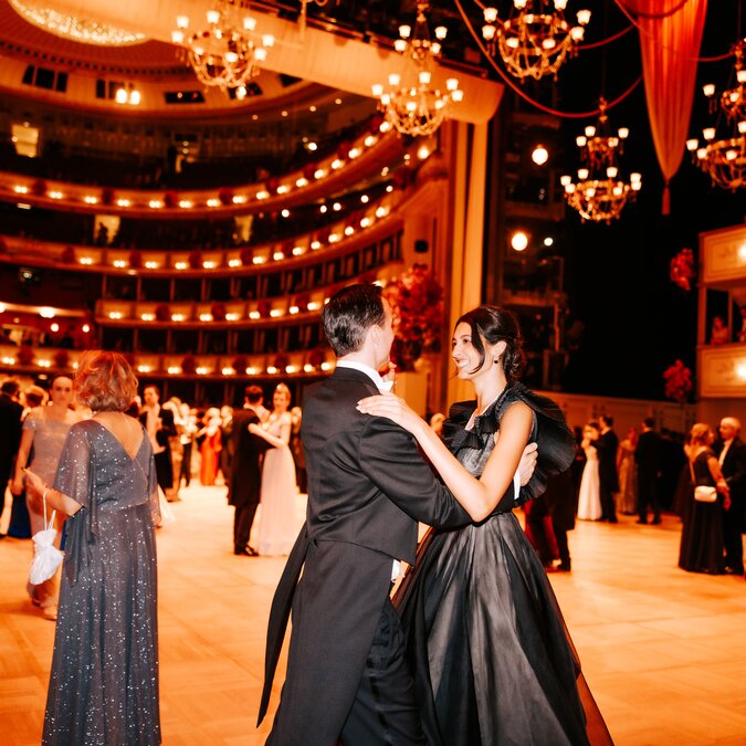 Walzer tanzen | © Wien  Tourismus | Paul Bauer Viele Päärchen tanzen in einem festlich geschmückten Saal und in festlicher Kleidung walzer.  | © Wien  Tourismus | Paul Bauer