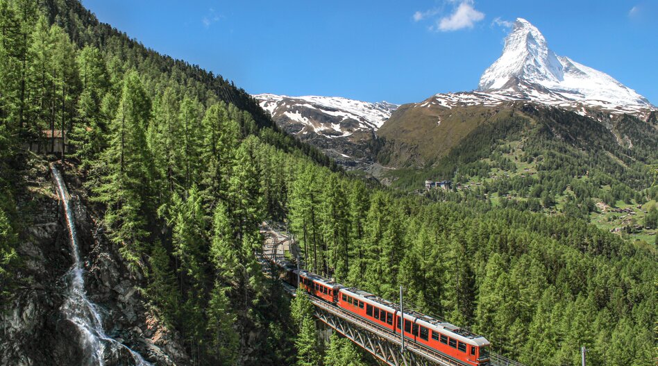 Zug vor dem Matterhorn | © shutterstock / 1419885671 Zug vor dem Matterhorn | © shutterstock / 1419885671
