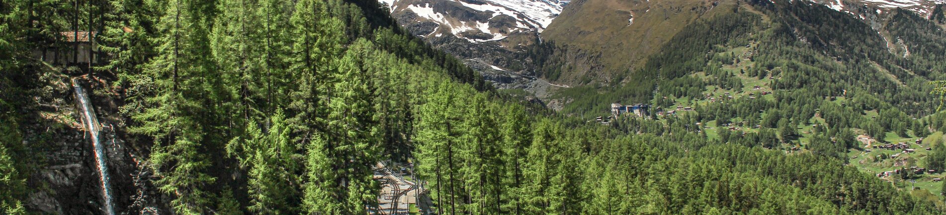 Zug vor dem Matterhorn | © shutterstock / 1419885671 Zug vor dem Matterhorn | © shutterstock / 1419885671
