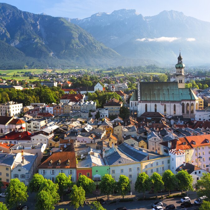 Tiroler Altstadt | © Shutterstock 2482347611 Historische Halle in der Tiroler Altstadt, Alpen, Österreich | © Shutterstock 2482347611