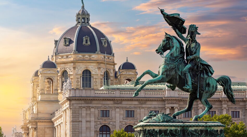 Statue des Erzherzogs Charles am Heldenplatz und Museum für Naturgeschichte bei Sonnenuntergang in Wien | © Shutterstock / 2193373789 Statue des Erzherzogs Charles am Heldenplatz und Museum für Naturgeschichte bei Sonnenuntergang in Wien
| © Shutterstock / 2193373789