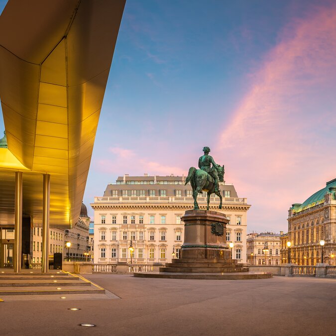 Statue des Erzherzogs Albrecht | © shutterstock 2131512983 Statue des Erzherzogs Albrecht und Staatsoper | © shutterstock 2131512983