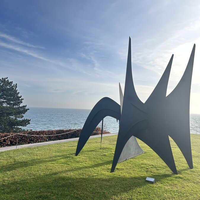 Louisiana Museum für moderne Kunst | © Shutterstock 2503379781 Skulpturengarten auf dem Meer | © Shutterstock 2503379781