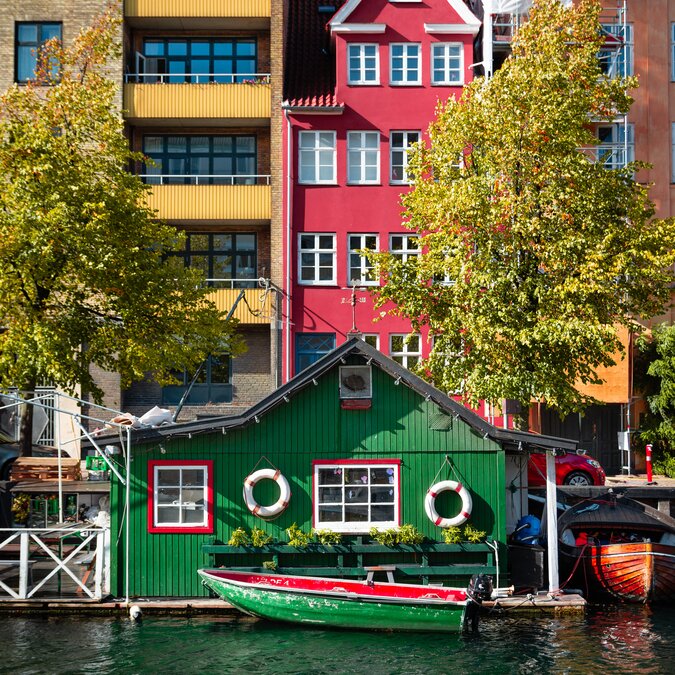 Freistadt Christiania | © Shutterstock 1307752867 Einer der bunten Kanäle von Christiania in Kopenhagen. | © Shutterstock 1307752867