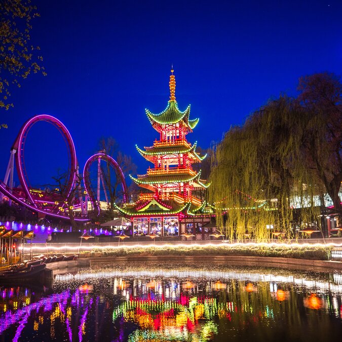 Tivoli Gardens in Kopenhagen, Dänemark | © Shutterstock 2126560100 Tivoli Gardens in Kopenhagen, Dänemark | © Shutterstock 2126560100