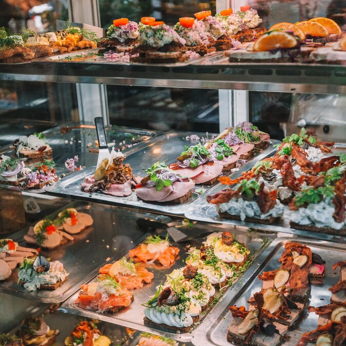 Torvehallerne | © Shutterstock 1950900790 Das Restaurant des Kopenhagener Lebensmittelmarktes zeigt offene Sandwiches, lokale Delikatesse.  | © Shutterstock 1950900790