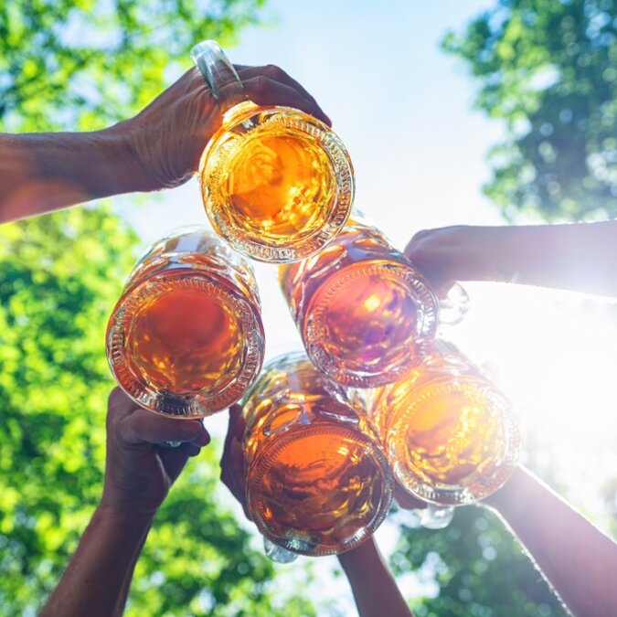 München Biergarten | © Shutterstock 2186512509 Fünf Freunde, Männer und Frauen, die sich im Biergarten amüsieren | © Shutterstock 2186512509