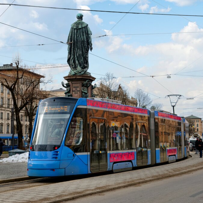 Tram 19 München | © Shutterstock 1559941772 Szenerie einer Strassenbahn, die an einem sonnigen Wintertag an einer schönen Strassenecke in München vor der Statue von König Maximalian hält | © Shutterstock 1559941772