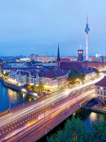 Nachtstimmung über Berlin | © visitBerlin Aufnahme der Stadt Berlin von Oben in der Dämmerung | © visitBerlin