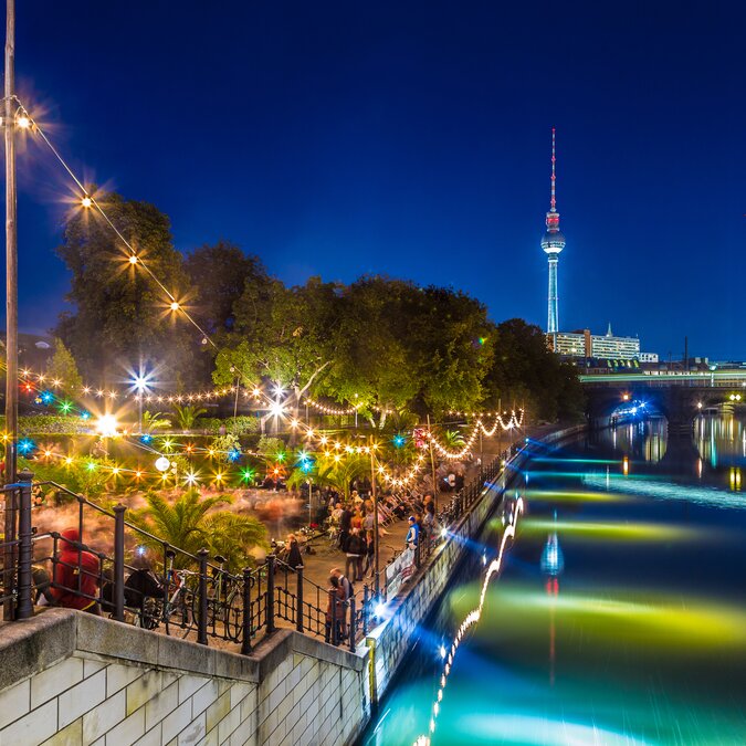 Party in Berlin | © Shutterstock 377514604 Leute tanzen auf Sommer Strandbar Beach Party nahe Spree Fluss auf der historischen Museumsinsel mit berühmtem Fernsehturm im Hintergrund während der blauen Stunde in der Nacht, Berlin Mitte Bezirk, Deutschland | © Shutterstock 377514604