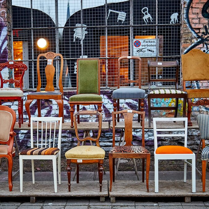 Flohmarkt Berlin | © Shutterstock 506560762 Vintage-Stühle mit industriellem Hintergrund, Berlin | © Shutterstock 506560762