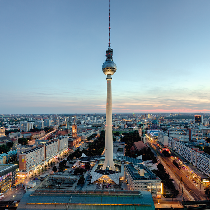 Fernsehturm in Berlin | © visitBerlin / Wolfgang Scholvien Fernsehturm in Berlin in der Abenddämmerung | © visitBerlin / Wolfgang Scholvien