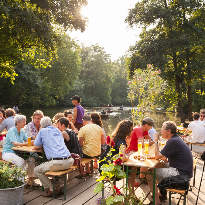 Café am Neuen See Berlin | © visitberlin / Philip Koschel Menschen in einer Bar an einem See im Grünen im Sommer | © visitberlin / Philip Koschel