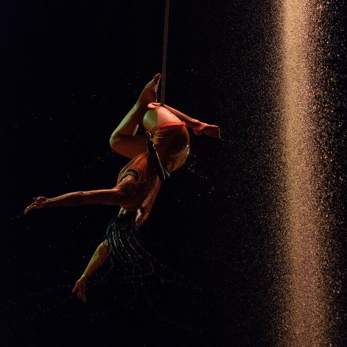Akrobatik im Cirque du Soleil | © shutterstock / 1103364059 Luftaufnahme einer Akrobatin | © shutterstock / 1103364059