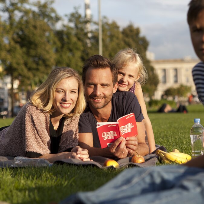 Familie in Berlin mit Berlin Welcome Card | © visitBerlin / Thomas Kierok Familie in Berlin mit Berlin Welcome Card | © visitBerlin / Thomas Kierok
