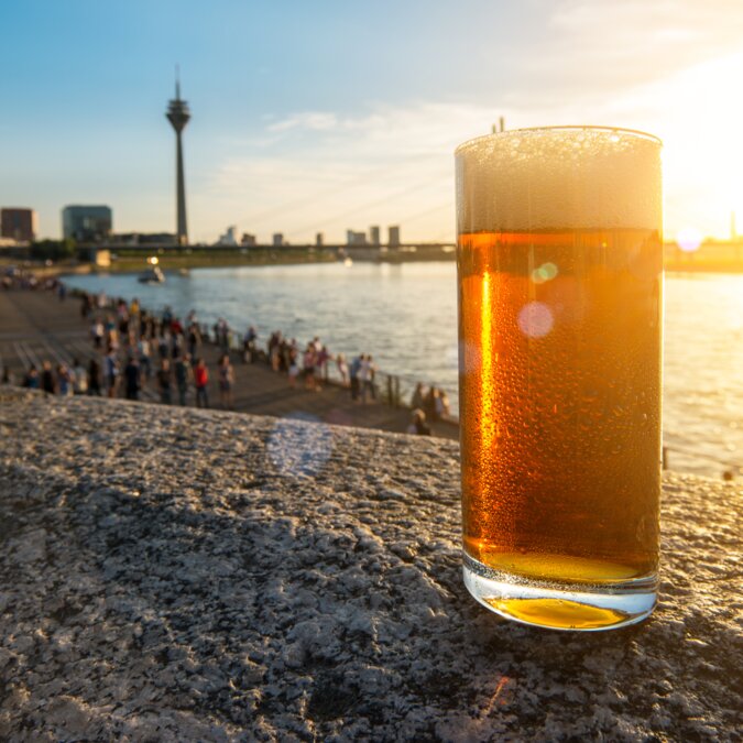 Altbier Düsseldorf | © Shutterstock 524887618 Kaltfrisches Dusseldorfer Altes Bier (Altbier) bei Sommersonnenuntergang, Deutschland | © Shutterstock 524887618