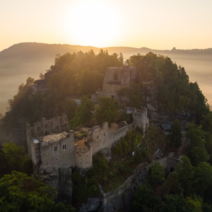 Burg und Kloster Oybin | © TMGS Czech Vibes Burg und Kloster Oybin bei Morgendämmerung auf einem Berg | © TMGS Czech Vibes