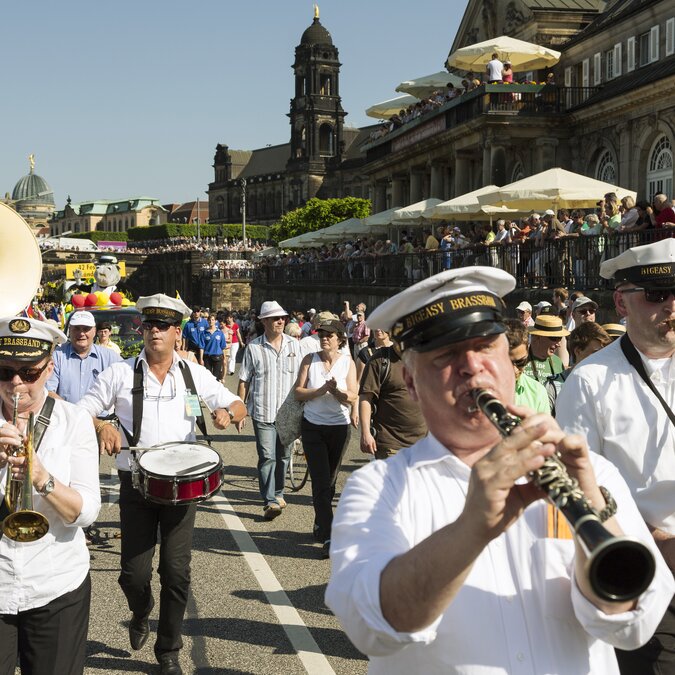 Internationales Dixieland Festival | © Sven Doering Agentur Focus Blasmusikanten in Uniform auf einer Strassenparade | © Sven Doering Agentur Focus