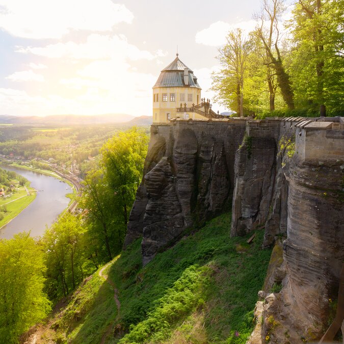 Festung Königstein | © Shutterstock 1540591910 Festung Königstein grüne Landschaft, deutsch | © Shutterstock 1540591910