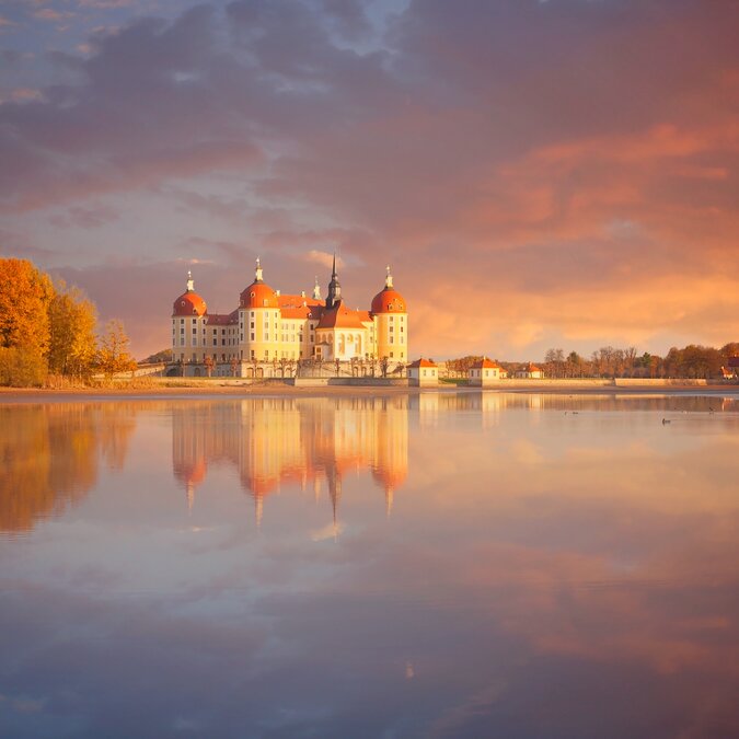 Schloss Moritzburg | © Shutterstock 2141065925 Schloss Moritzburg bei Dresden, Deutschland | © Shutterstock 2141065925