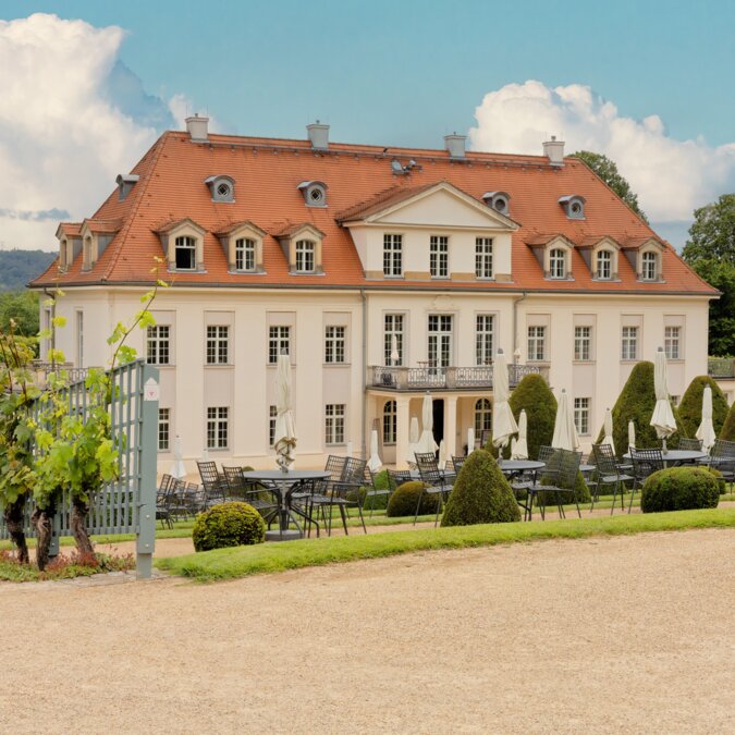 Radebeul | © Shutterstock 2508742219 Schloss Wackerbarth in Radebeul mit Park und Weinbergen | © Shutterstock 2508742219