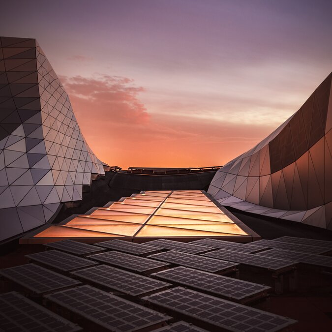 Confluence Museum | © Shutterstock 1559528492 Detail des Confluence Museums in Lyon mit seinem einzigartigen architektonischen Stil und modernen Stahl- und Glasmaterialien. Fotovoltaik-Modelle und orangefarbenes Licht über Ökologie, Warnung, Elektrizität, Evolution. | © Shutterstock 1559528492