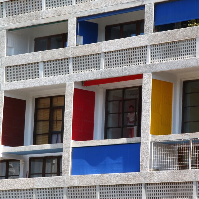 Die «Cité Radieuse» von Le Corbusier | © Shutterstock 2436654949 Le Corbusier Gebäude, mit Primärfarben in Marseille | © Shutterstock 2436654949