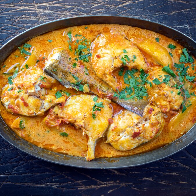 Chez Fonfon, traditionelle Bouillabaisse | © Shutterstock 2140791019 hausgemachte traditionelle Bouillabaisse in Kupfer-Pot | © Shutterstock 2140791019