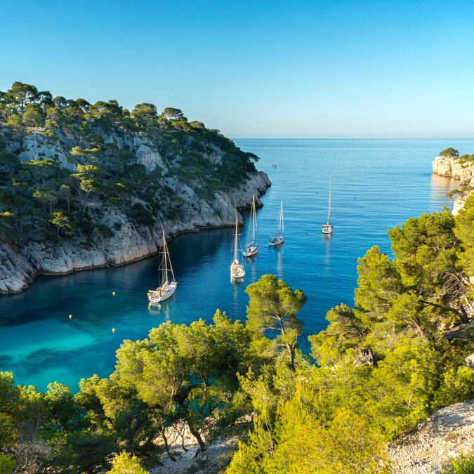 Schiffsausflug in die Calanques | © Shutterstock 1420499792 Aussicht auf Calanque von Port Pin in Cassis , Frankreich. | © Shutterstock 1420499792