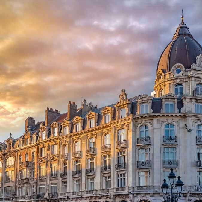 Boulevard Hausmann in Paris | © Shutterstock 2314208205 Paris, alte Fassade Boulevard Hausmann mit einer schönen Kuppel | © Shutterstock 2314208205