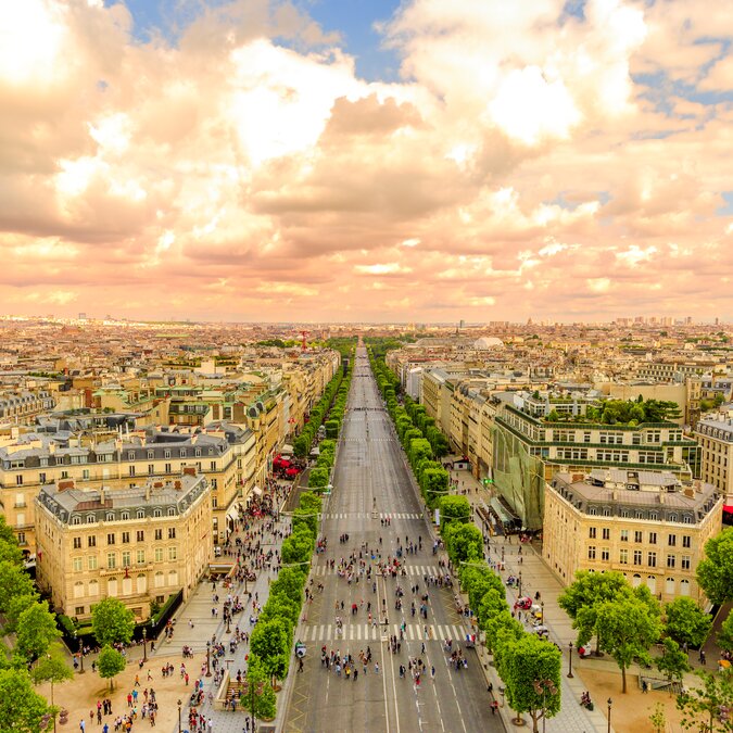 Autofreie Champs Elysées | © Shutterstock 1947099166 Luftbild der Skyline von Paris vom Arc de Triomphe bei Sonnenuntergang. Triumphbogen am Place Charles de Gaulle mit autofreier Avenue Champs Elysees | © Shutterstock 1947099166