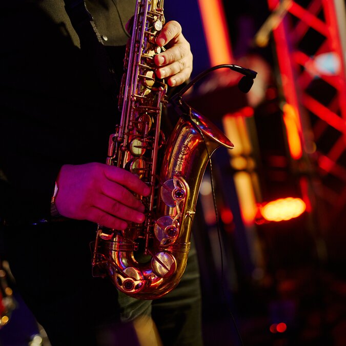 Jazzabend im Café Laurent, Paris | © Shutterstock 2095019728 Jazzmusiker im Restaurant am Abend. | © Shutterstock 2095019728