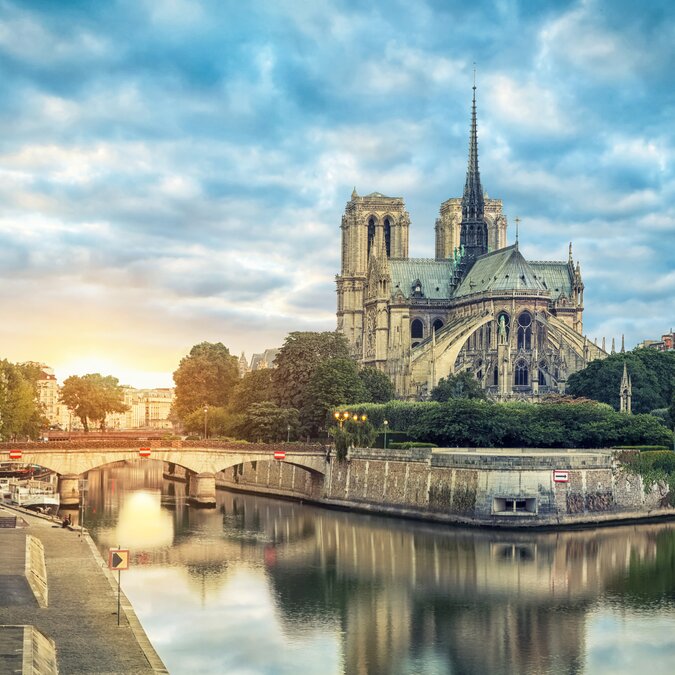 Paris und seine Inseln | © Shutterstock 608274512 Notre Dame de Paris Kathedrale reflektiert im Fluss bei Sonnenaufgang, Paris, Frankreich | © Shutterstock 608274512