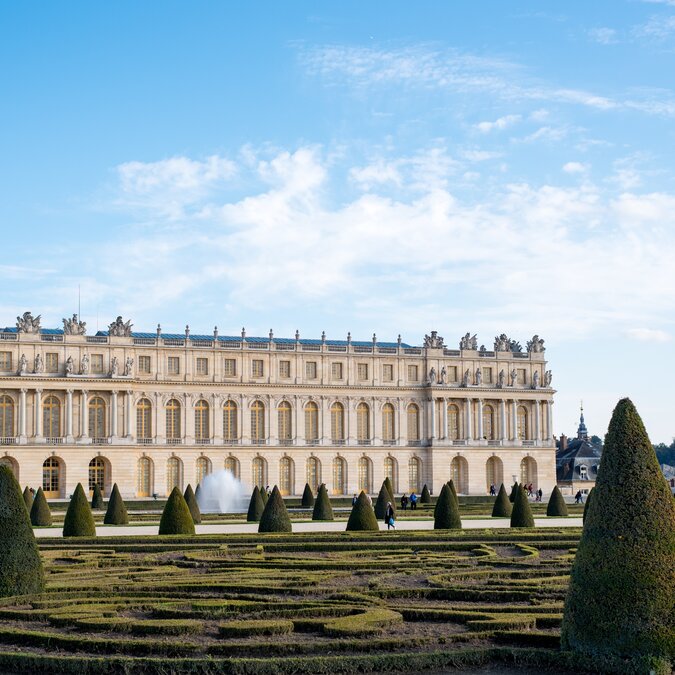 Schloss Versailles | © shutterstock // 2518899039 Schloss Versailles mit einer grosszügigen Parkanlage | © shutterstock // 2518899039