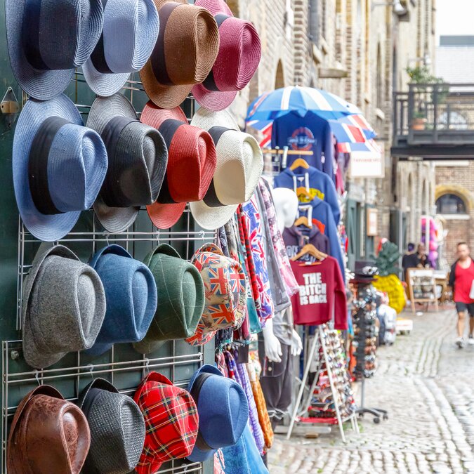 Camden-Markt in London | © Shutterstock 1057732220 Verschiedene Hüte auf dem Camden-Markt in London | © Shutterstock 1057732220
