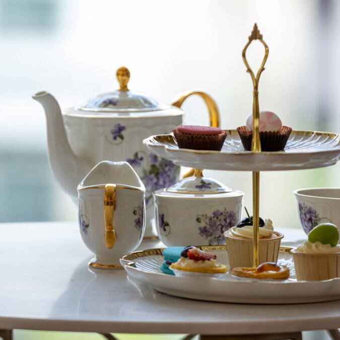 Tea Time London | © Shutterstock 24991142821 Tee, eines der Getränke, die es schon lange gibt. Von der chinesischen Kultur geerbt und verbreitete sich an verschiedenen Orten, bis es Teil der Trinkkultur vieler Nationen wurde. | © Shutterstock 24991142821