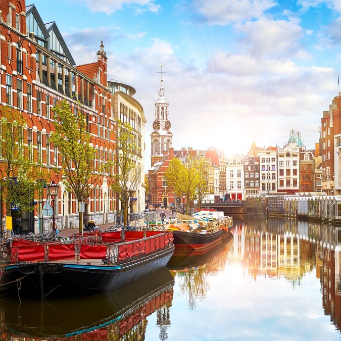 Venedig des Nordens | © Shutterstock 2487675965 Kanal in Amsterdam Niederlande. Häuser und Fluss Amstel. Das berühmte europäische Wahrzeichen. Alte Stadtlandschaft bei Sonnenuntergang | © Shutterstock 2487675965